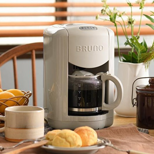 BRUNO コーヒーメーカー グレージュ BRUNO、コーヒー豆・粉のどちらも使える「コンパクトミル付き