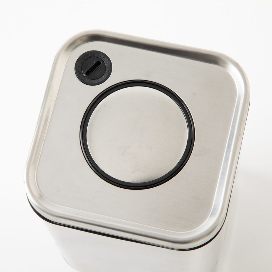 CUBE JAR WITH PRESS LID M