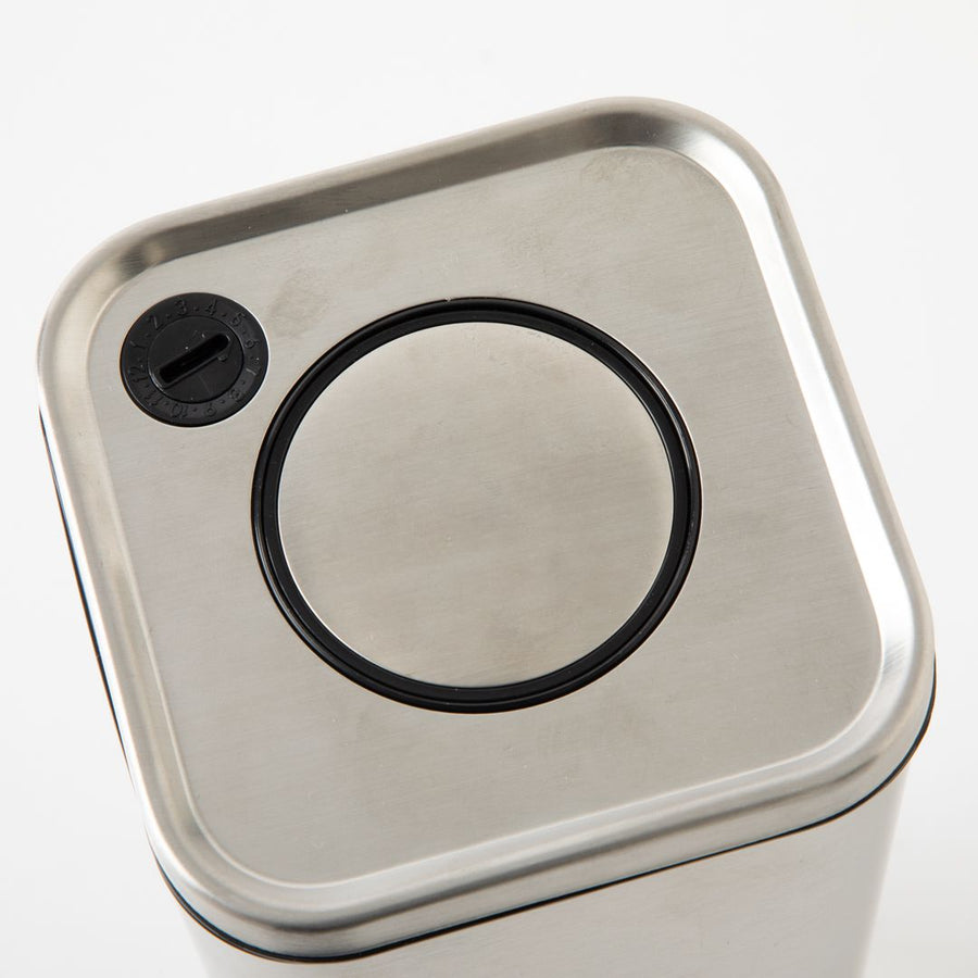 CUBE JAR WITH PRESS LID L