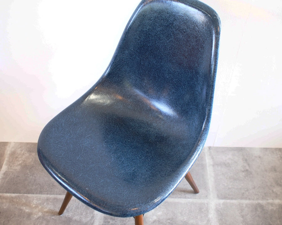Eames side shell chair ネイビー
