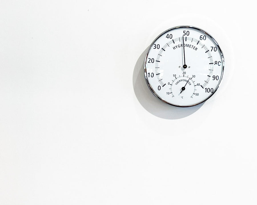 Analogue thermo-hygrometer with metal ring thermohygrometer