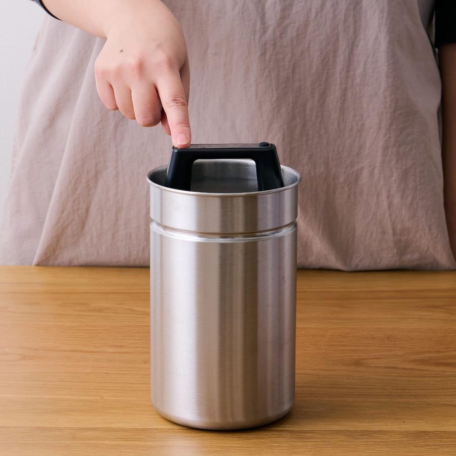 Sealable food waste canister
