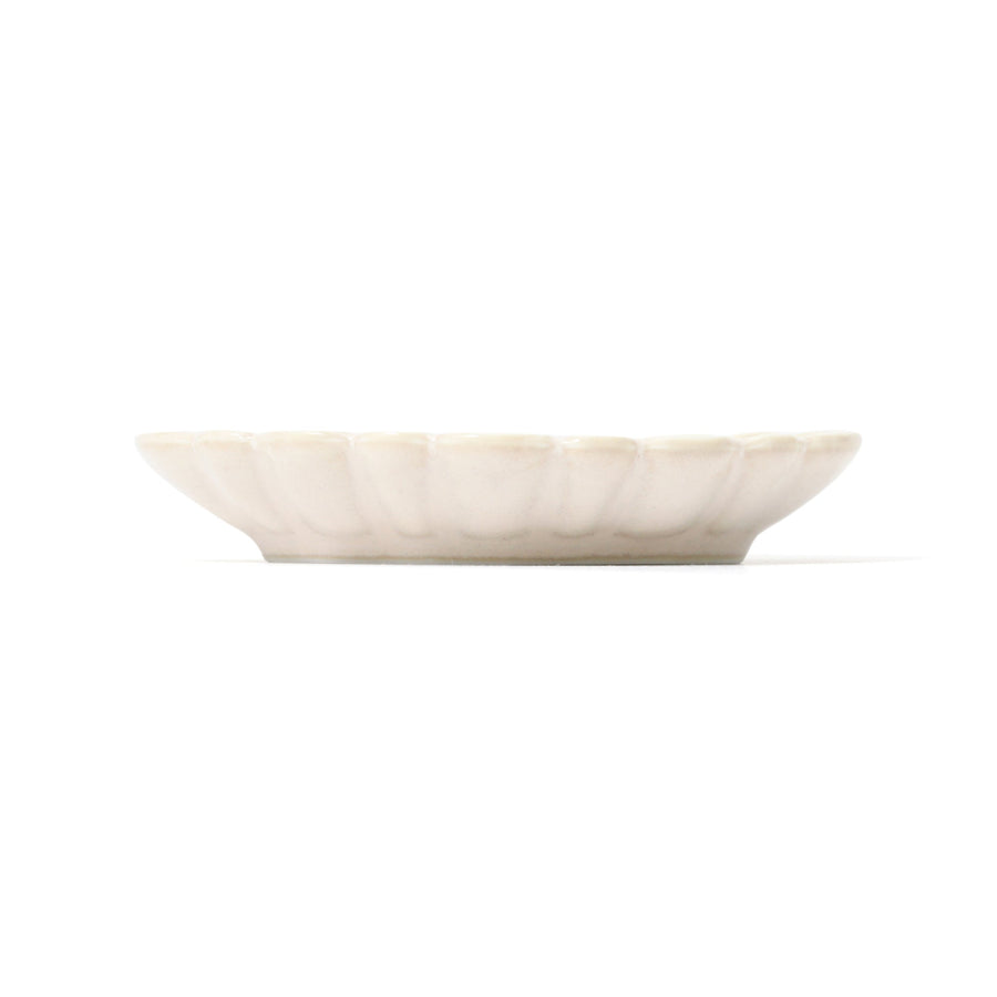 Mino ware small plate, Kikubishi pattern, ivory