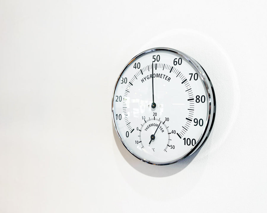 Analogue thermo-hygrometer with metal ring thermohygrometer