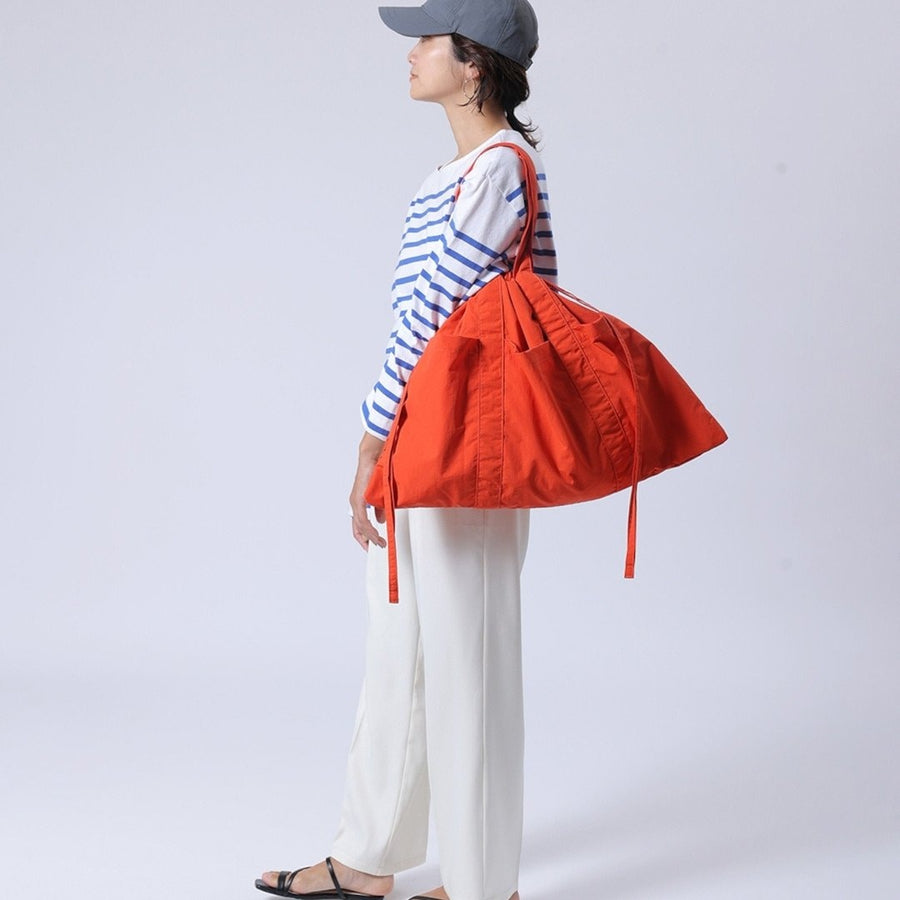 A water-repellent tote bag that can hold a lot of luggage