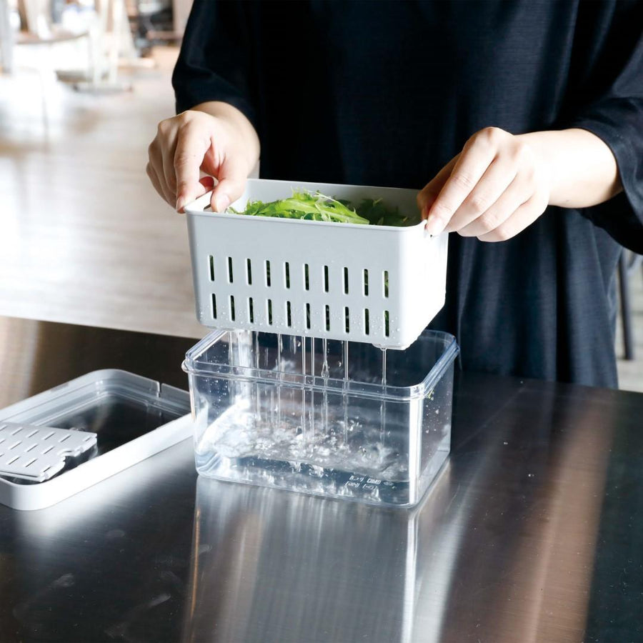 Vegetable-friendly storage container with colander, 2L