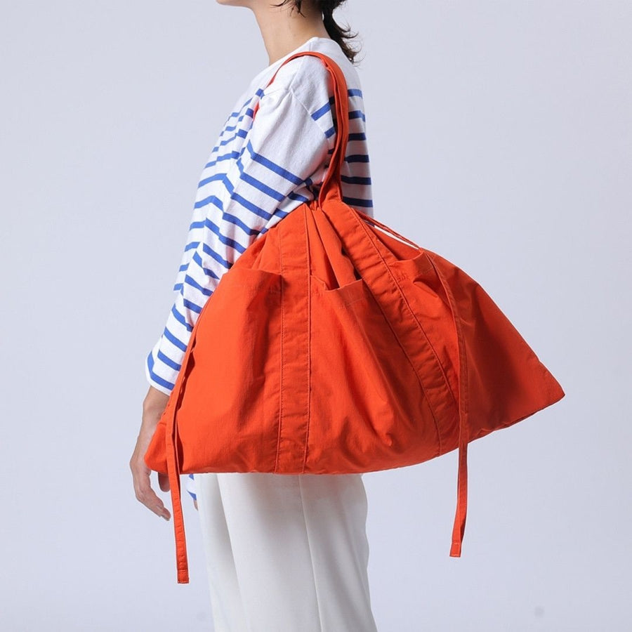 A water-repellent tote bag that can hold a lot of luggage