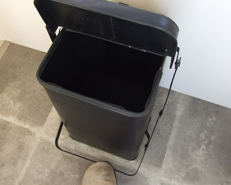 STEP TRASHCAN