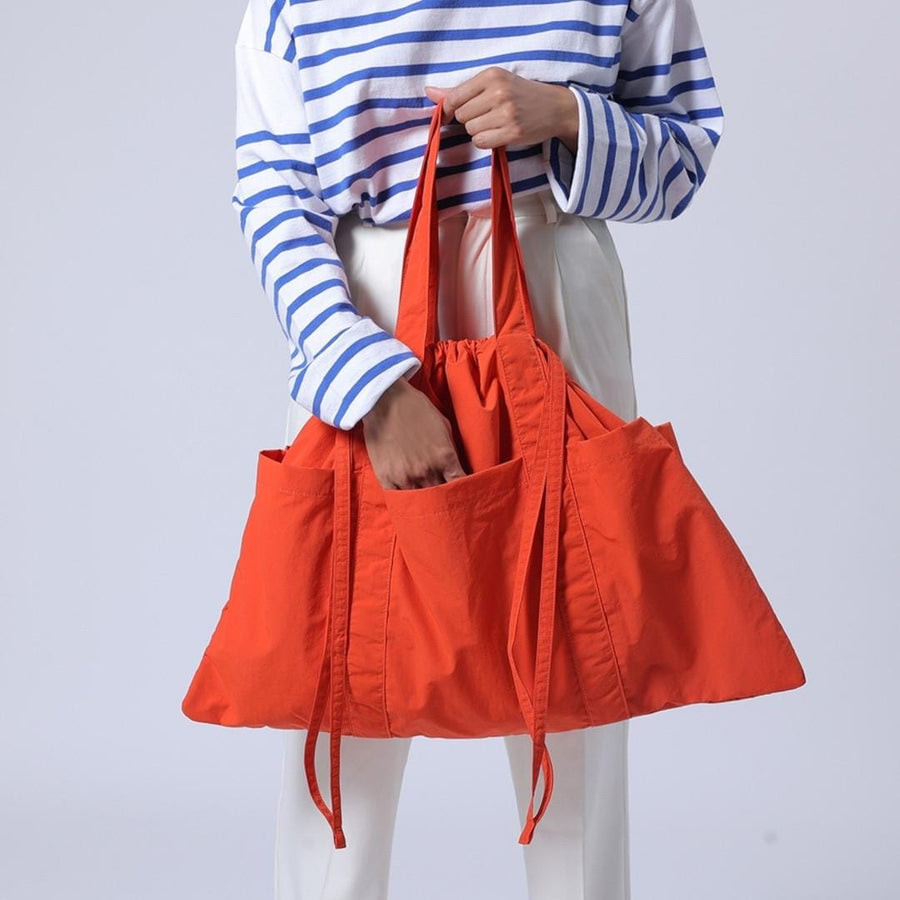 A water-repellent tote bag that can hold a lot of luggage