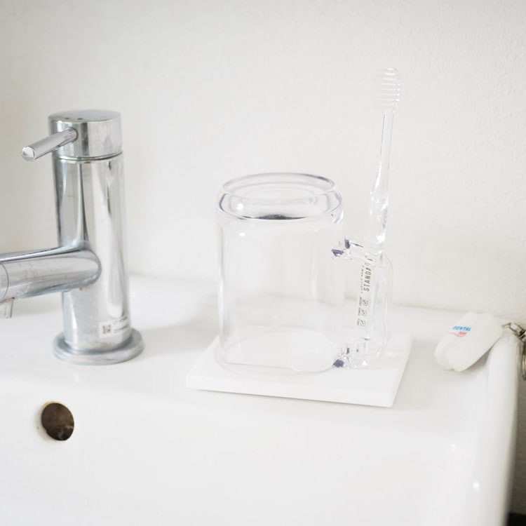 Water-draining stand mug, clear