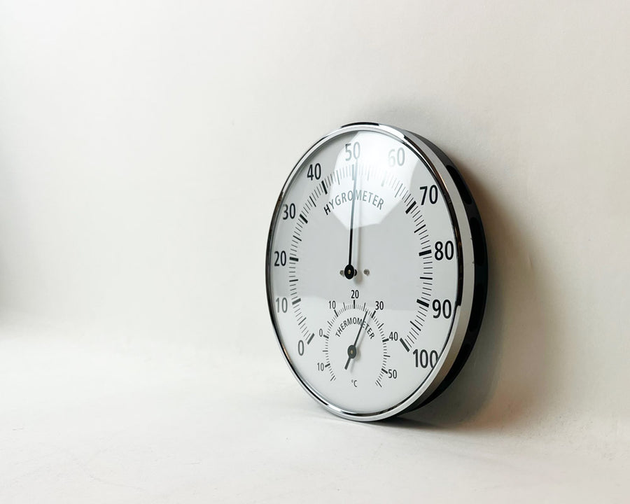 Analogue thermo-hygrometer with metal ring thermohygrometer