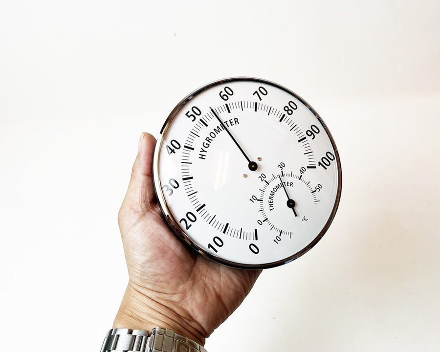 Analogue thermo-hygrometer with metal ring thermohygrometer