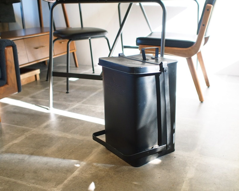 STEP TRASHCAN