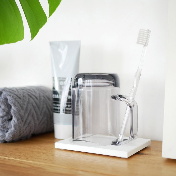 Water-draining stand mug, gray