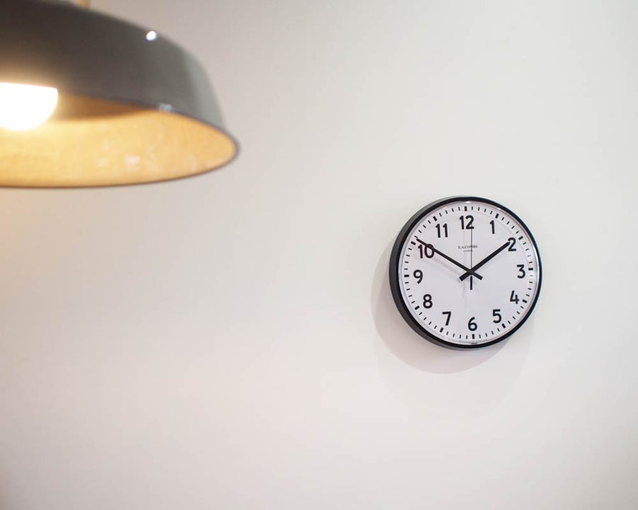 E.A. COMBS WALL CLOCK Arabic-A E.A. 数字指標A