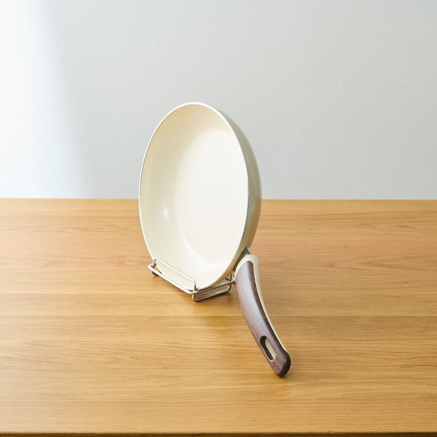 Compact frying pan stand