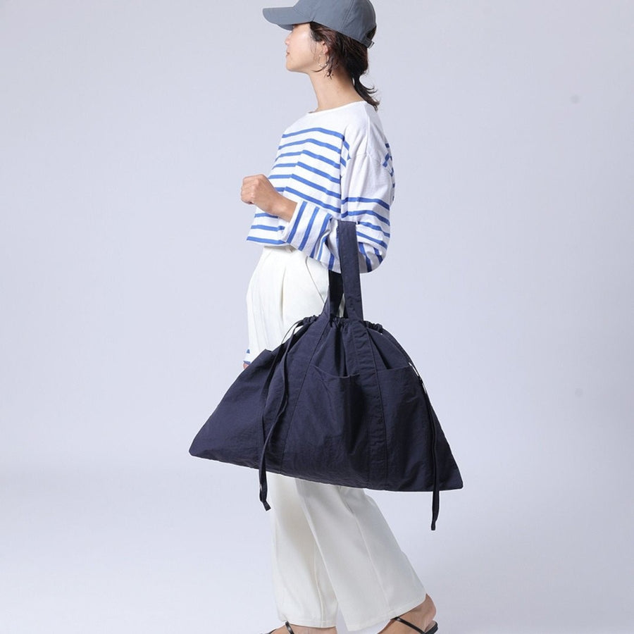 A water-repellent tote bag that can hold a lot of luggage