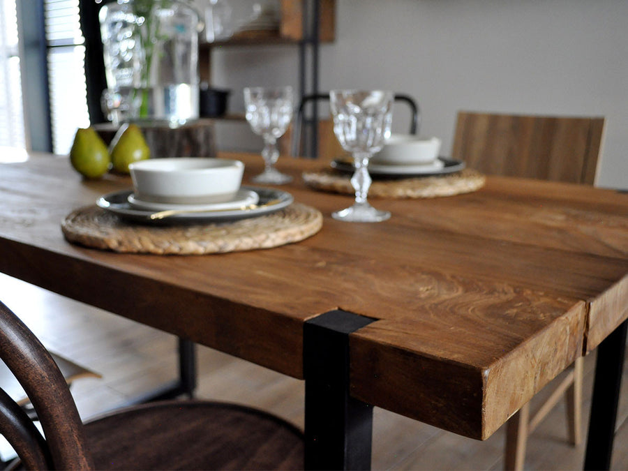 CELEBES DINING TABLE