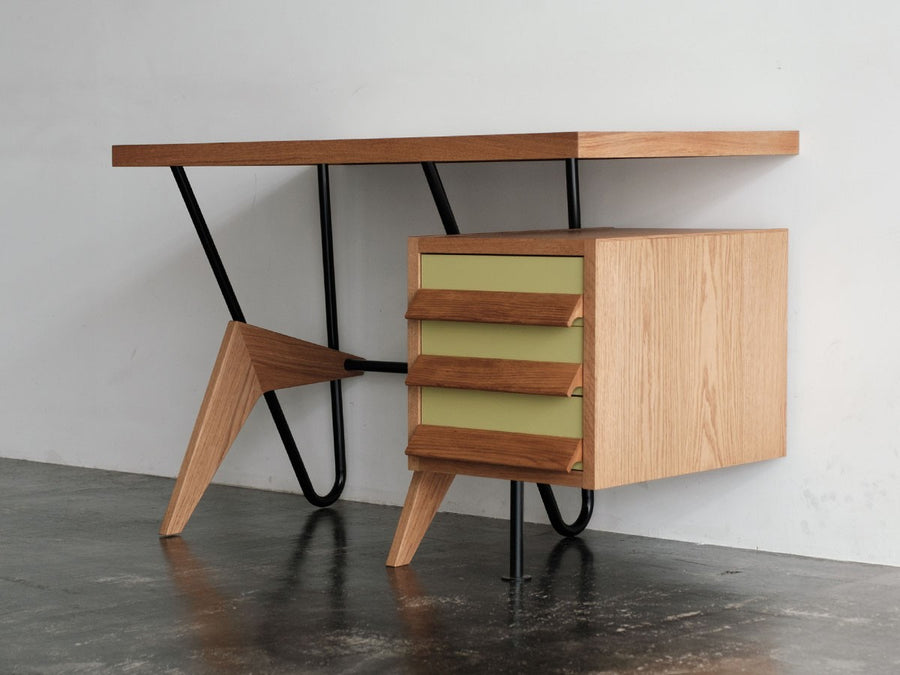 BOOMERANG DESK