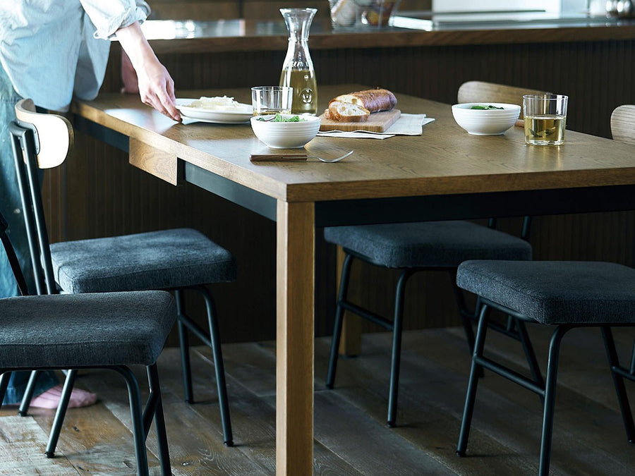 Stam dining table