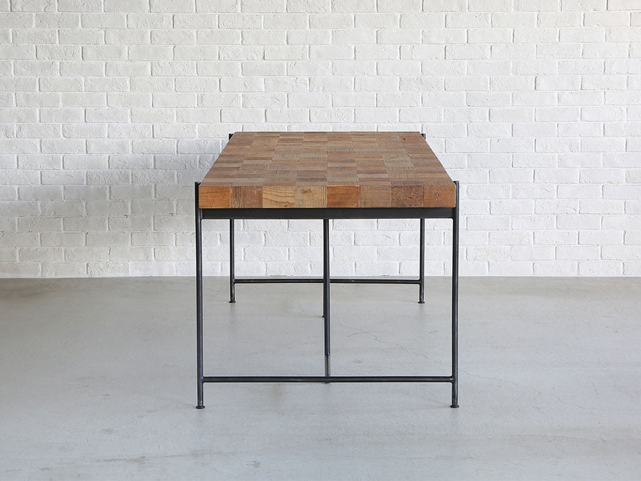 DARS DINING TABLE