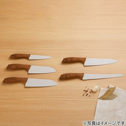 Small Santoku knife (KN001) that is easy to hold and separates easily