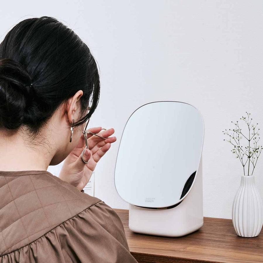 Cosmetic organizer with mirror