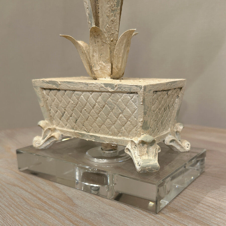 Antique style flower motif table lamp