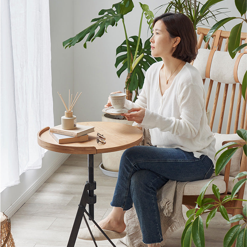 Adjustable angle round table