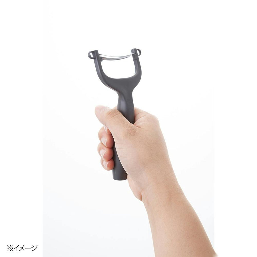 Easy to hold peeler with curved blade