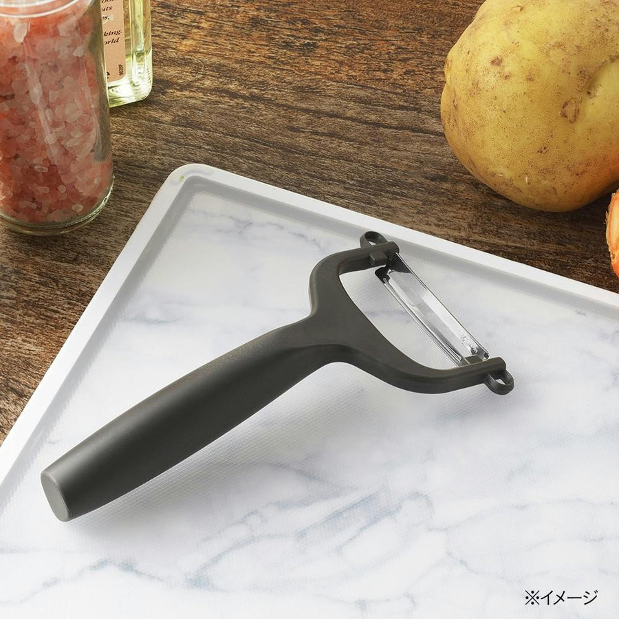 Easy to hold peeler with curved blade