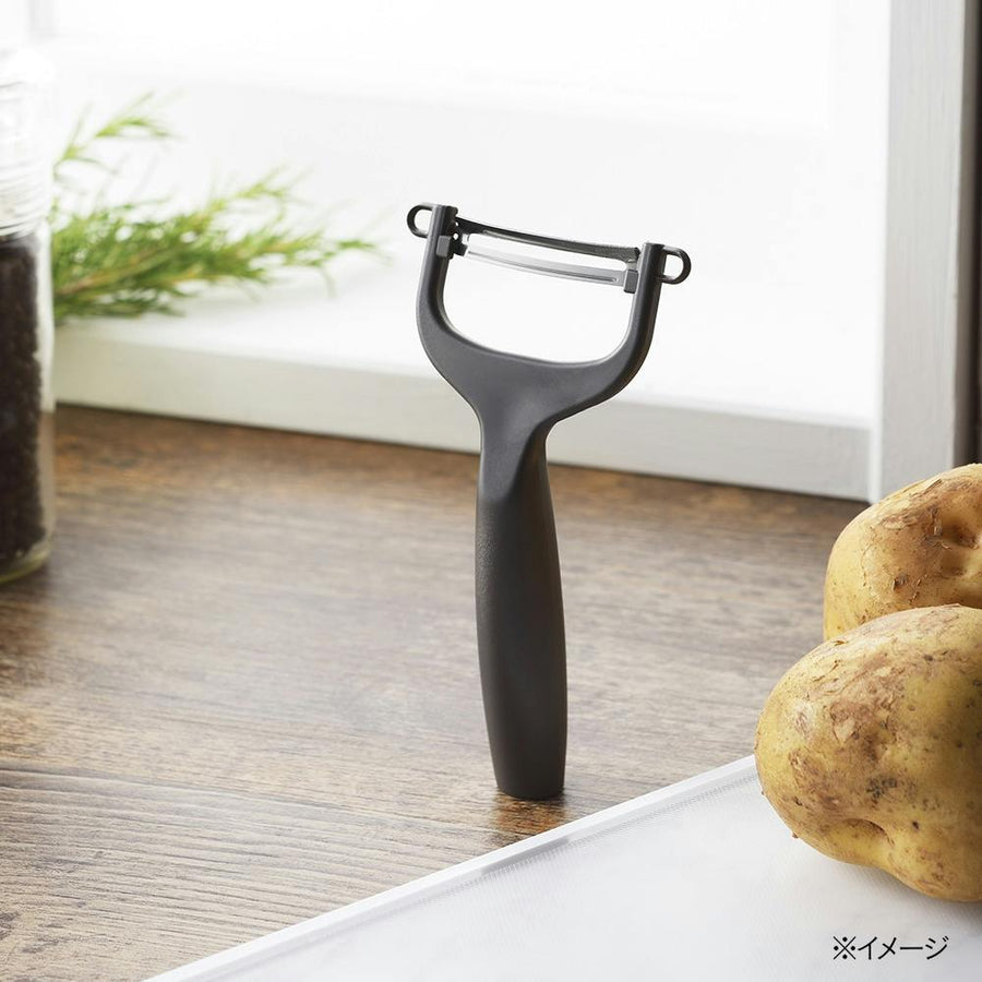 Easy to hold peeler with curved blade