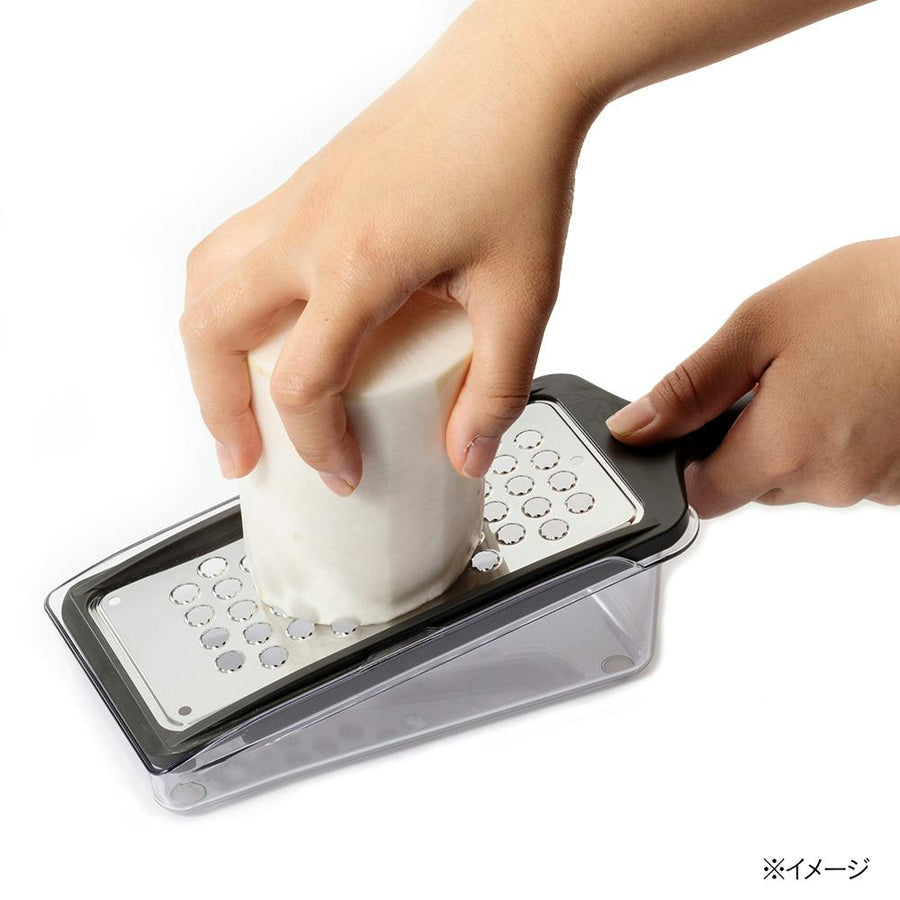 Easy-to-hold grater with container