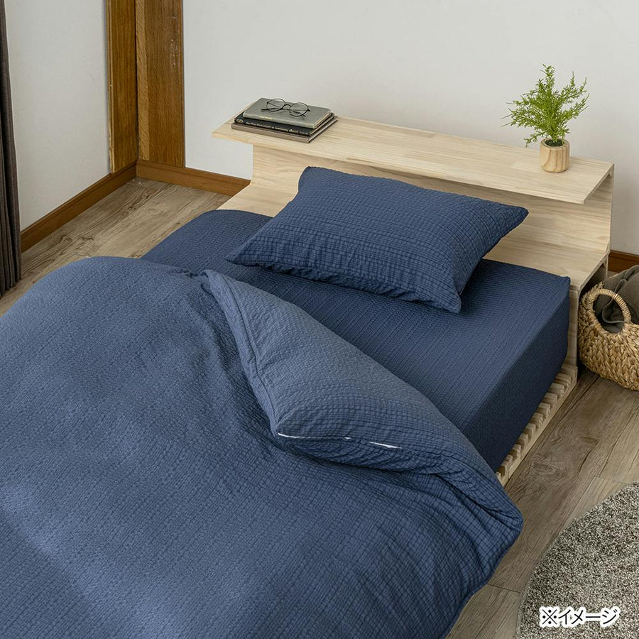 A smooth-feeling duvet cover in navy, single size