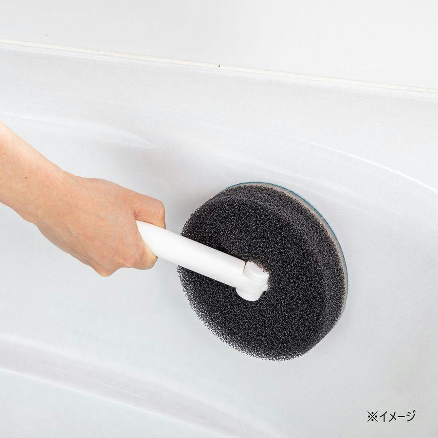 A stretchable bathroom cleaner that fits curved surfaces and removes dirt with just water