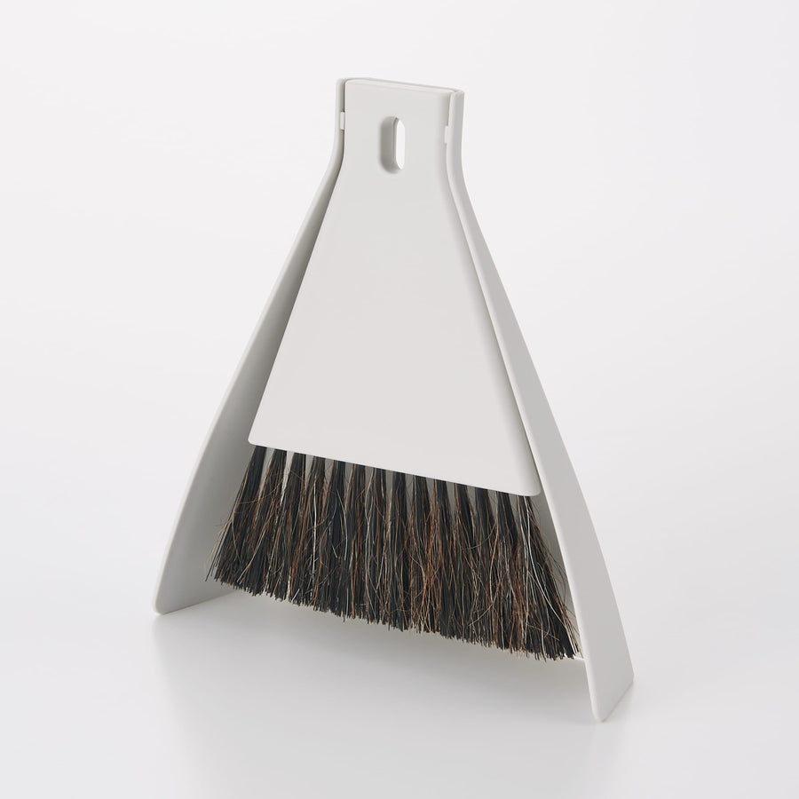 Tabletop broom with dustpan