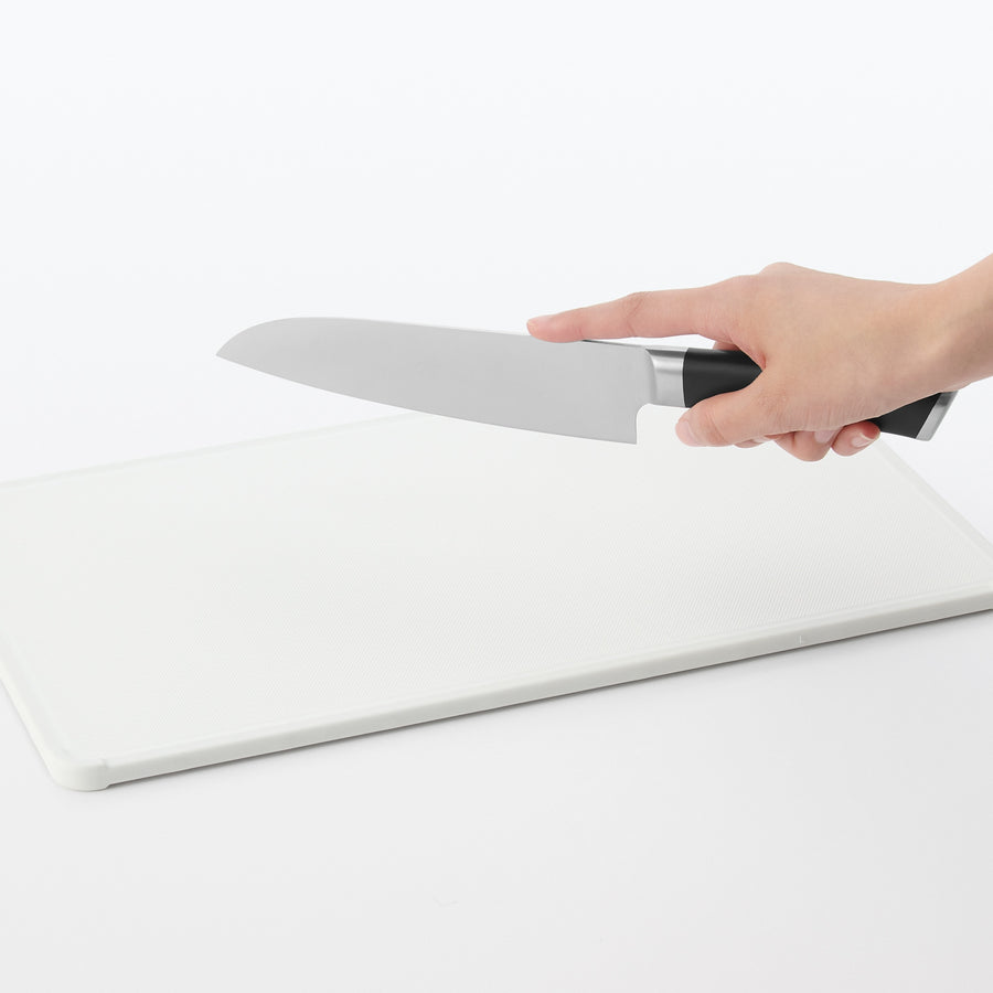 Santoku knife that is easy to hold and cut with