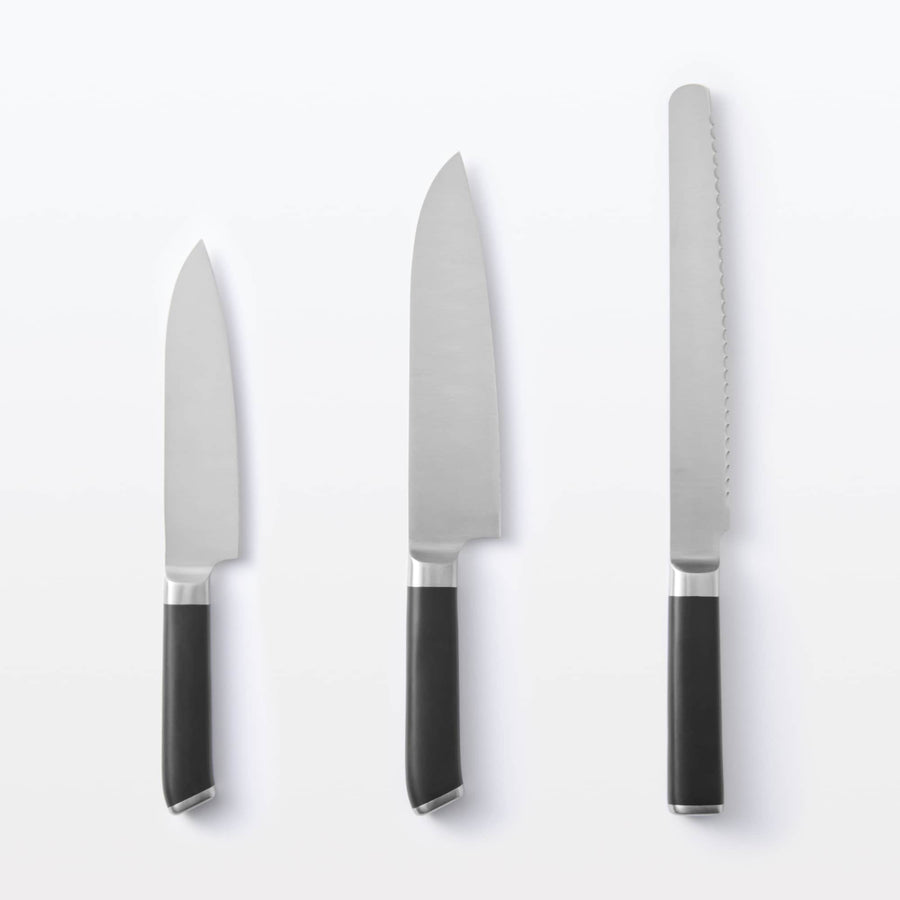 Santoku knife that is easy to hold and cut with