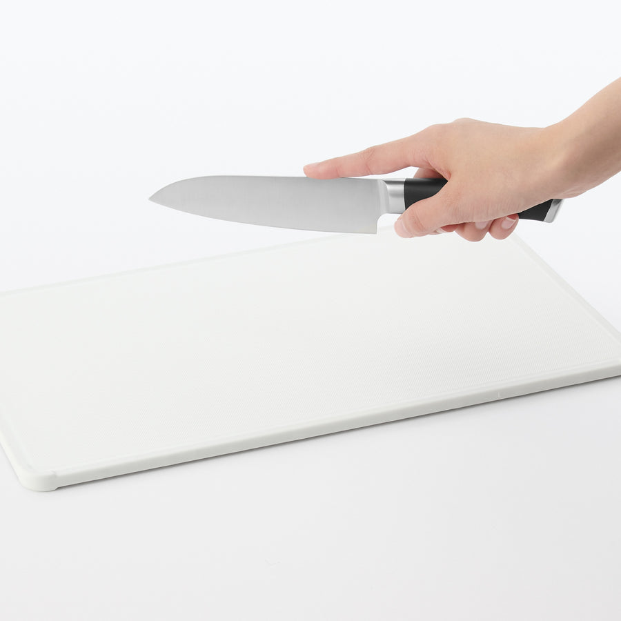 An all-purpose knife that is easy to hold and cut with