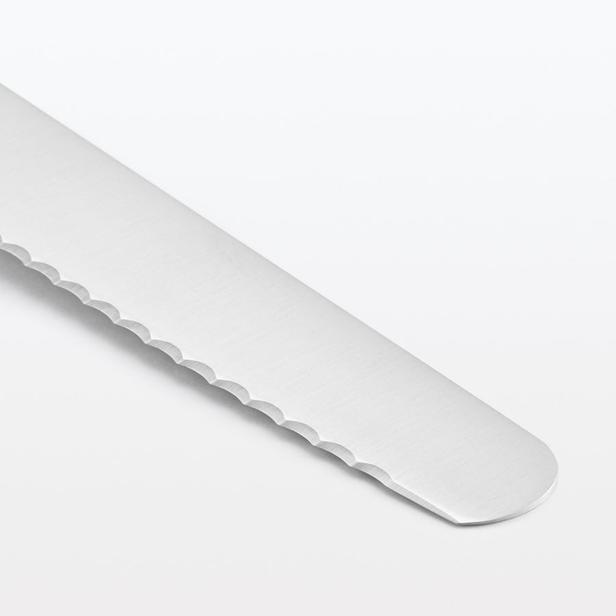 A bread knife that is easy to hold and cut with