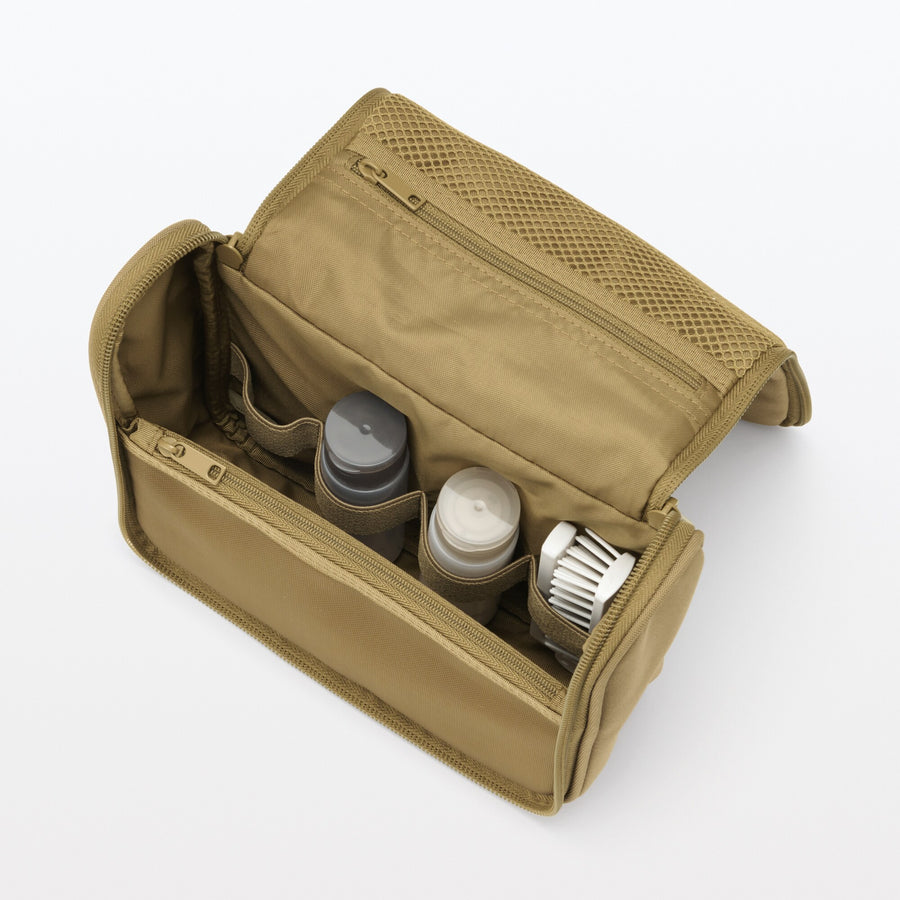 Polyester toiletry case that can be hung