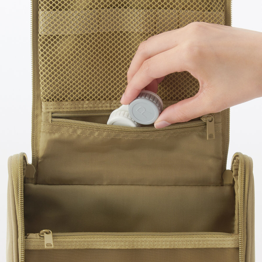 Polyester toiletry case that can be hung