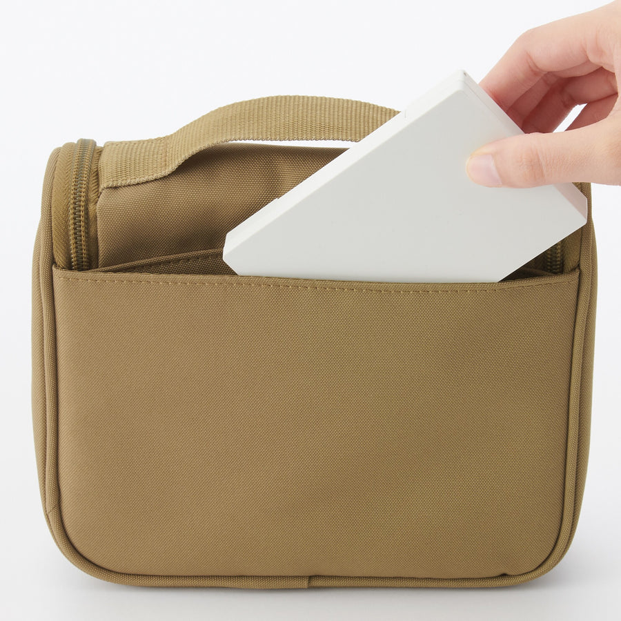 Polyester toiletry case that can be hung