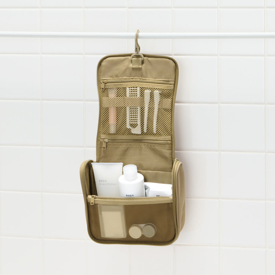 Polyester toiletry case that can be hung