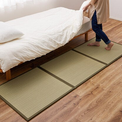 Foldable tatami mat with three connected sides, 75 x 225 cm