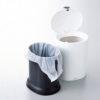 Easy to open and close toilet pot with handle