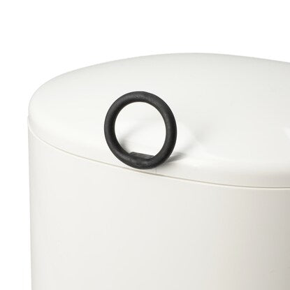 Easy to open and close toilet pot with handle