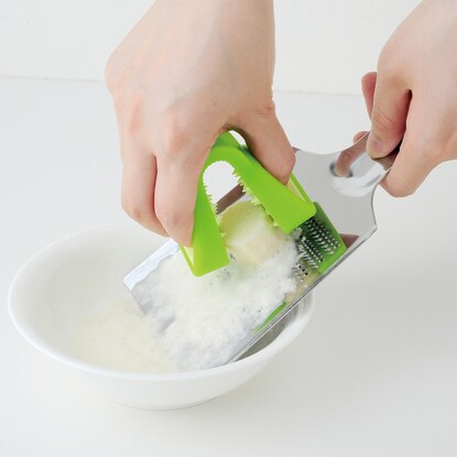 Finger-friendly tongs