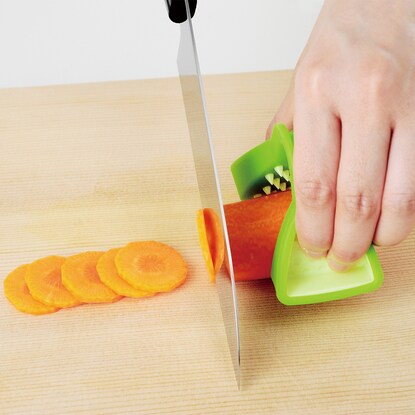 Finger-friendly tongs