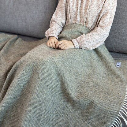 Large wool blanket (herringbone/gray)